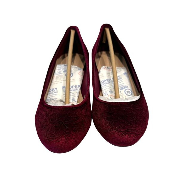 Isaac Mizrahi Women's Embossed Velvet Pearl Heeled Ballet Flat Wine Size 9.5 NIB - Picture 3 of 8